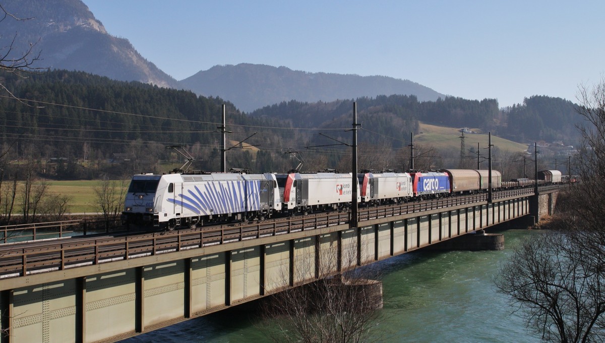 Ein ``schwerer`` Stahlzug, gezogen von 4 Loks von Lokomotion, überquert die Innbrücke bei Kirchbichl in Tirol. 185 663-2, 185 664-0, 185 665-7 und 482 045-2 der SBB Cargo (angemietet von LM) ziehen am 13.3.2014 den Stahlzug von Italien kommend bis Kufstein. Dort werden dann alle 3 BR 185 abgehängt und die BR 482 fährt den Zug weiter bis München.