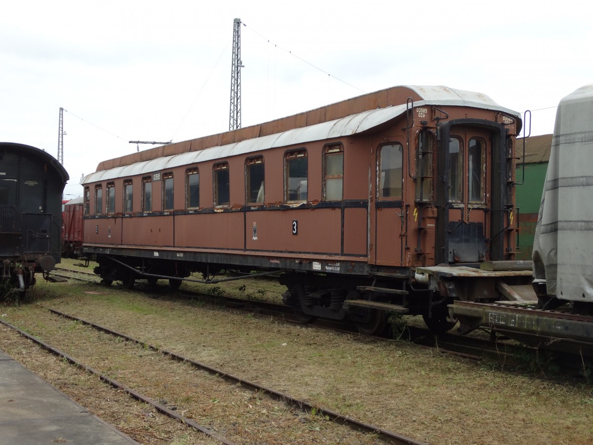 Ein sehr alter Reisezugwagen mit Preußichen Wappen am 30.05.14 in Darmstadt Kranichstein bei den Bahnwelttagen 2014 