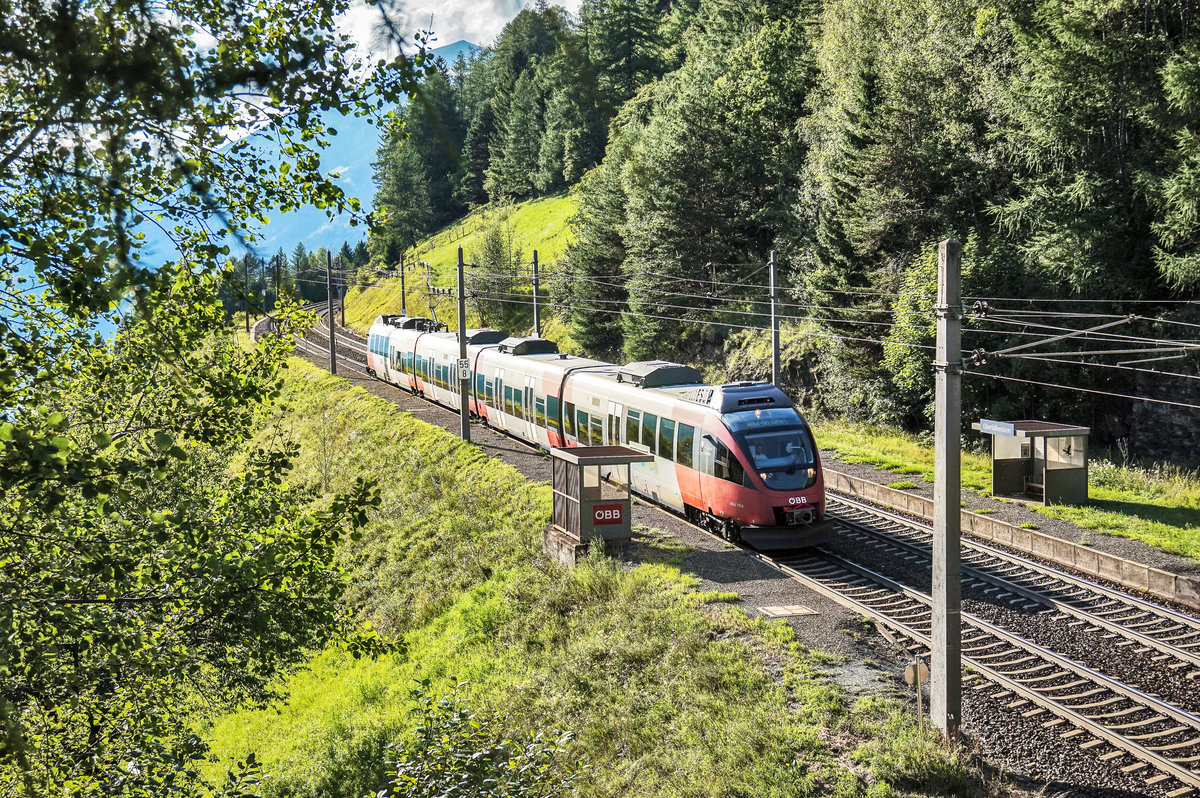Ein sehr rarer Anblick sind Regionalzüge auf der Tauernbahn, gerade mal Zwei Zugpaare pro Tag fahren von Spittal-Millstättersee nach Mallnitz-Obervellach.
Hier zu sehen ist 2024 115-0 als R 4939 (Mallnitz-Obervellach - Spittal-Millstättersee) bei einem Halt in der Haltestelle Oberfalkenstein.
Ob dieses Jahr hier schon einmal ein Fahrgast aus- oder eingestiegen ist, bleibt eher zu bezweifeln, darum wird die Haltestelle auch spätestens bis 2019 aus dem Fahrplan gestrichen werden, auch der nächste Halt Penk, wird dann nicht mehr bedient werden.

Aufgenommen am 7.8.2017.