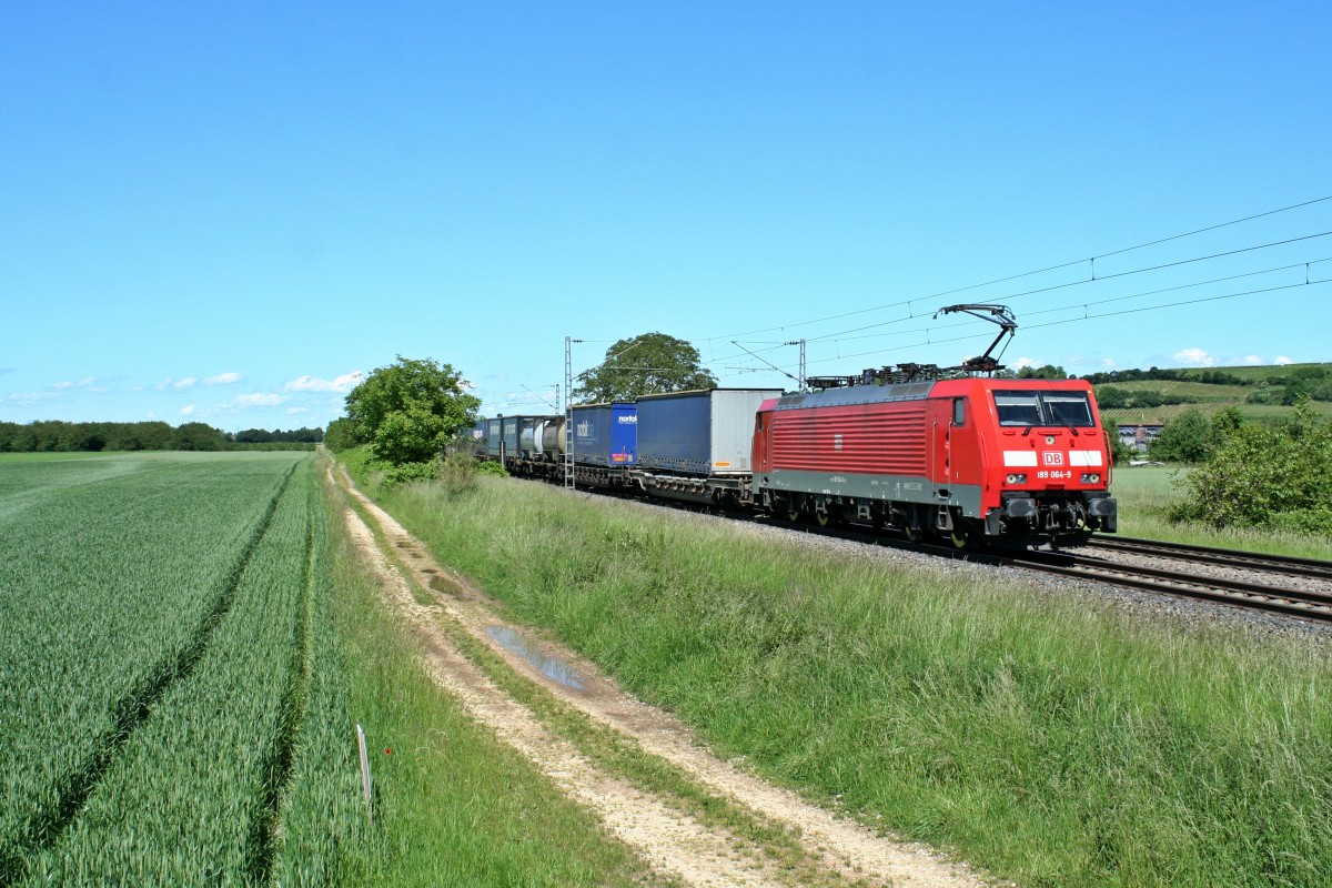Ein seltener Gast in Sdbaden:
189 064-9 mit einem KLV-Zug in Richtung Weil am Rhein am Nachmittag des 23.05.14 nrdlich vin Hgelheim.
Danke fr die Vormelder!