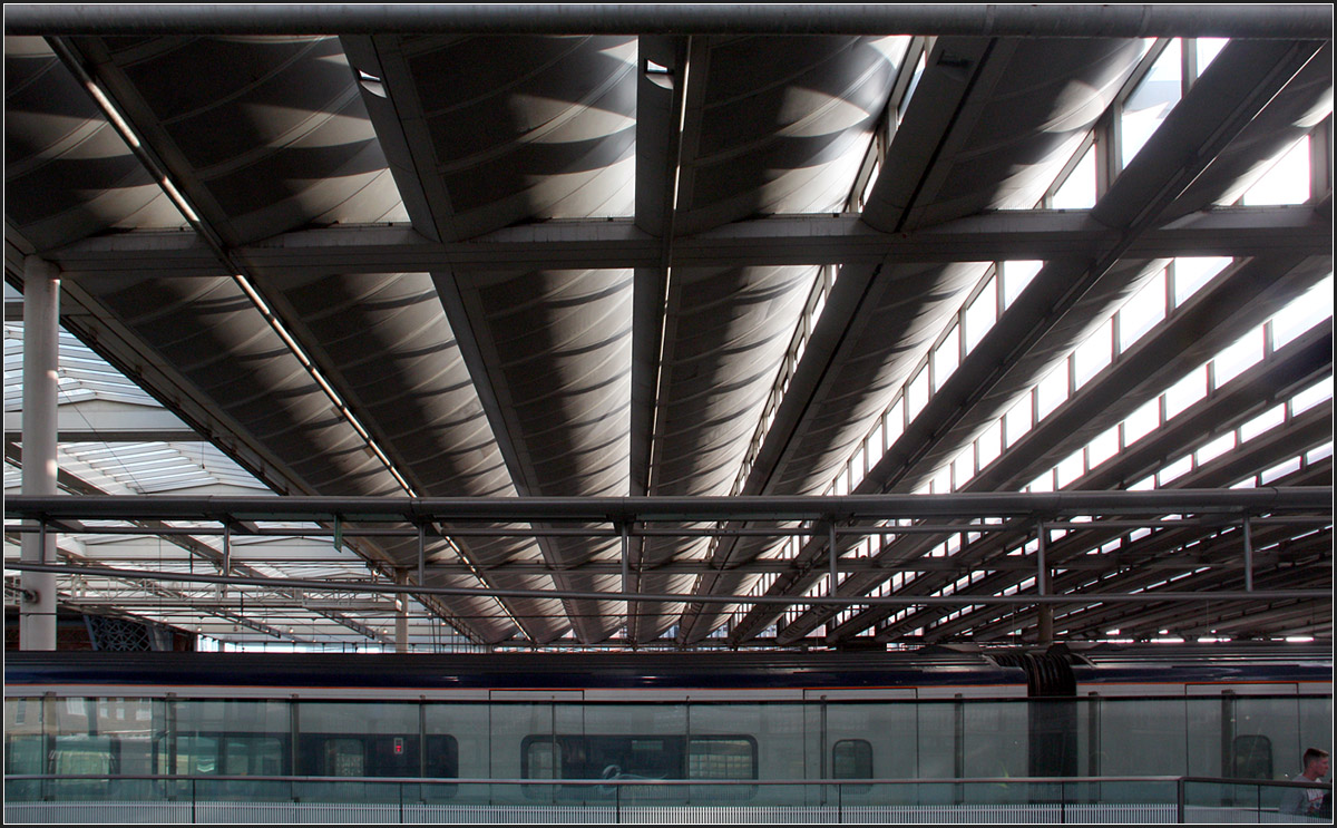 Ein Sheddach für die Züge -

Neue Bahnsteigüberdachung am Bahnhof St Pancras in London. Diese Dach überspannt im nördlichen Bahnhofsbereich die Gleise und Bahnsteige, auch die der Eurostar-Züge. Keine große Halle, wie im vorderen Bahnhofsbereich, aber mit eher subtilen Qualitäten.

28.06.2015 (M)