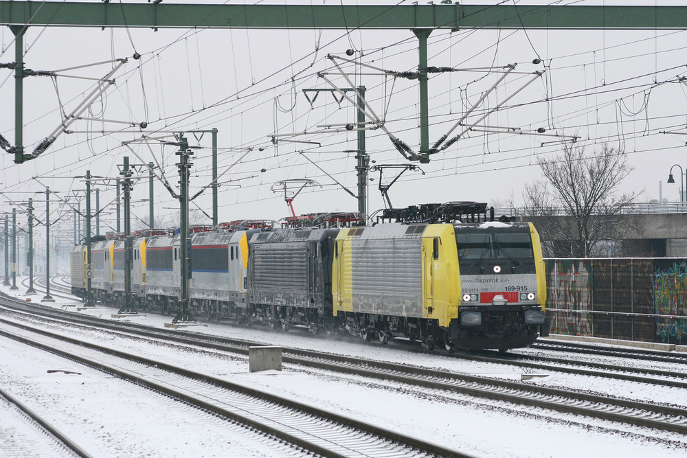 Ein Siemens-Lokzug konnte am 14.02.2010 im verschneiten Bahnhof Köln-Ehrenfeld abgelichtet werden.
Bei der führenden Lok handelt es sich um 189 915.