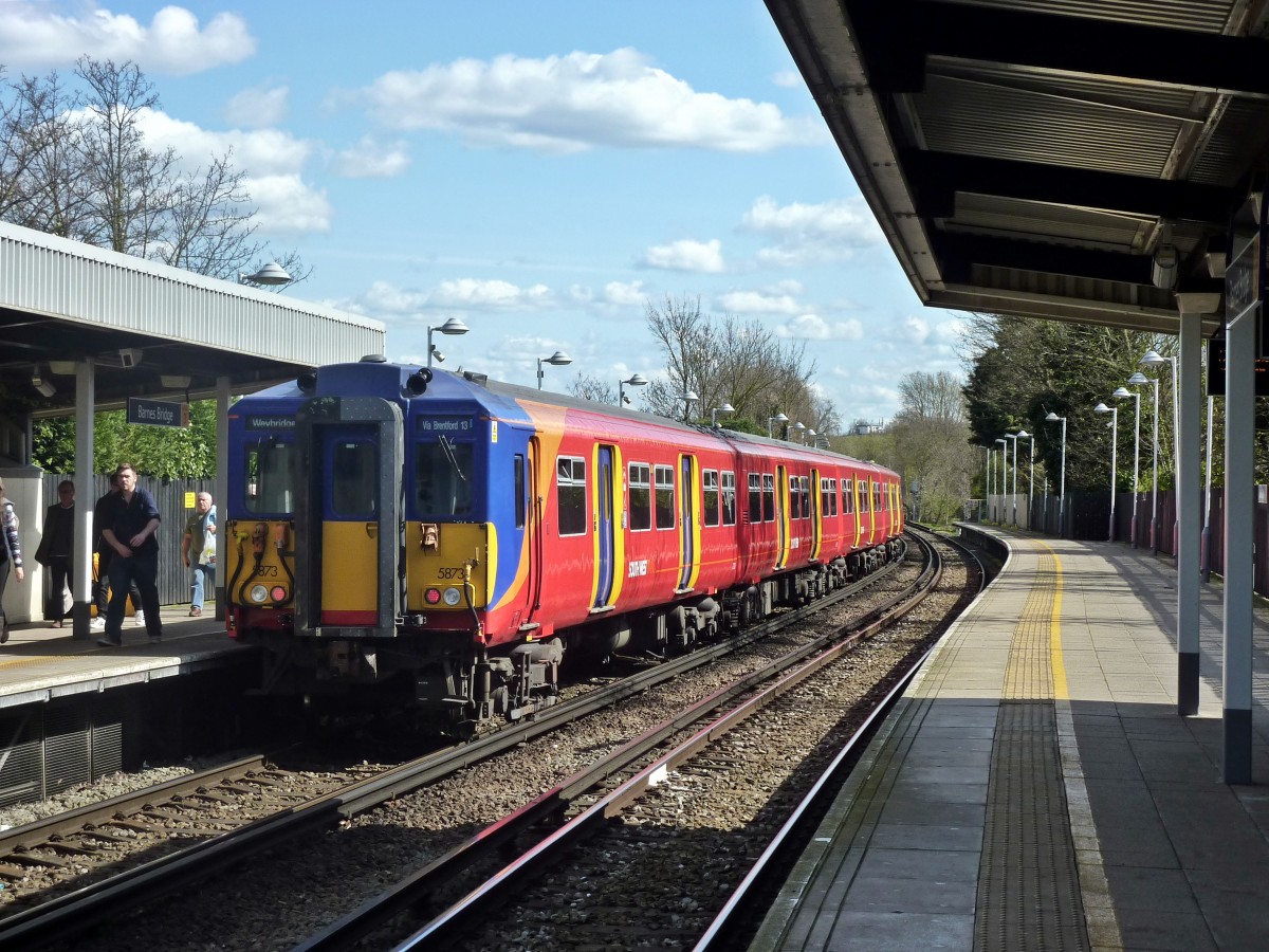 Ein Southwest Train (Class 455) auf dem Weg nach London Waterloo am 11.04.2015 in der Station Barnes Bridge im Westen von London.