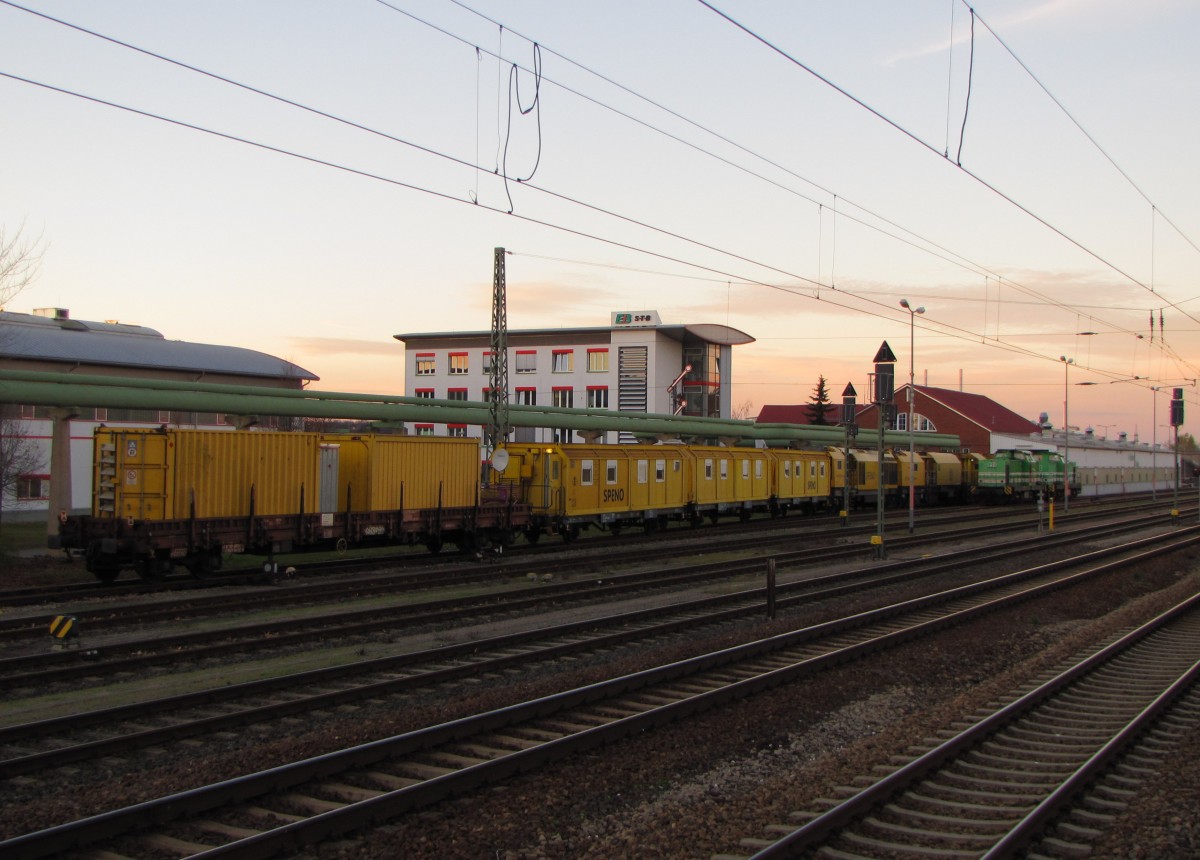Ein SPENO-Schienenschleifzug am 11.11.2015 abgestellt in Erfurt Ost.