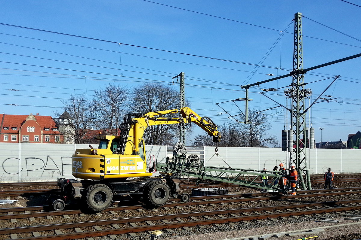 Ein SPL ATLAS TEREX 1604 ZW, am 09.03.2014 bei Mastarbeiten in Erfurt Hbf.