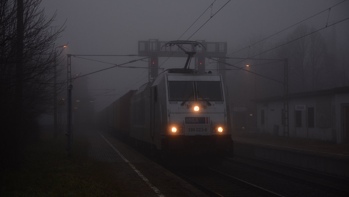Ein Stammgast auf der Strecke Magdeburg Dessau ist Metrans. Hier fährt 386 023-6 durch den dichten Nebel durch Güterglück gen Dessau.

Güterglück 11.01.2018
