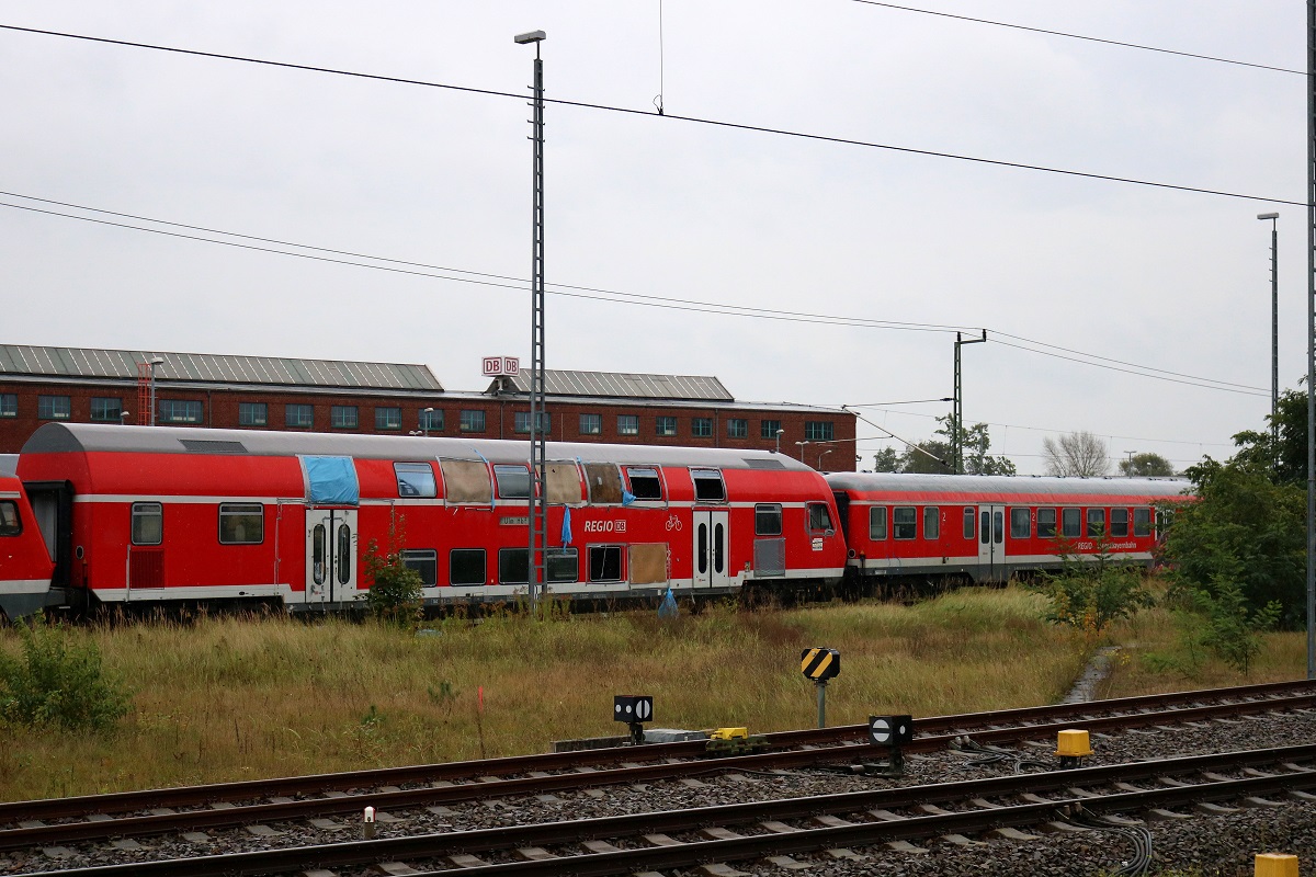 Ein stark beschädigter Doppelstockwagen der 3. Generation von DB Regio Baden-Württemberg ist zwischen n-Steuerwagen vor dem AW eingereiht. Aufgenommen von Bahnsteig 5 des Bahnhofs Wittenberge. [7.10.2017 | 14:06 Uhr]