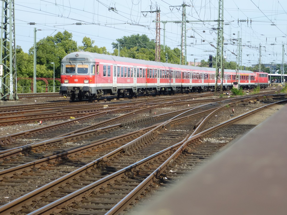 Ein Steuerwagen der Bauart Karlsruhe fhrt hier am 20.08.2013 zwischen dem Bahnhof von Kln Messe/Deutz und der Hohenzollernbrcke.