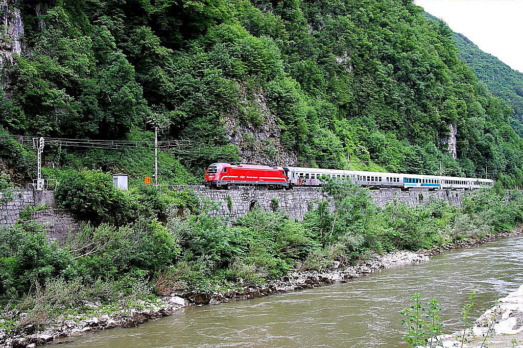 Ein SZ Taurus der Reihe 541 ist am 28.5.2011 im Tal der Sava bei Remke in Richtung
Lubljana unterwegs.