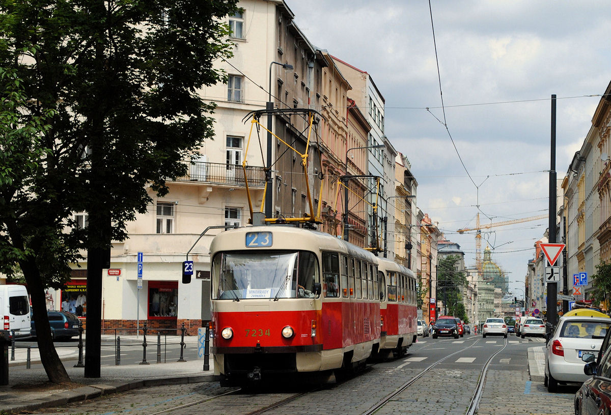 Ein vom T3SUCS 7234 geführtes Tandem der Nostalgielinie 23 kurz vor der Endstelle Zvonarka, wo als betriebliche Besonderheit mittels Gleisdreieck gewendet wird. (16.07.2017)