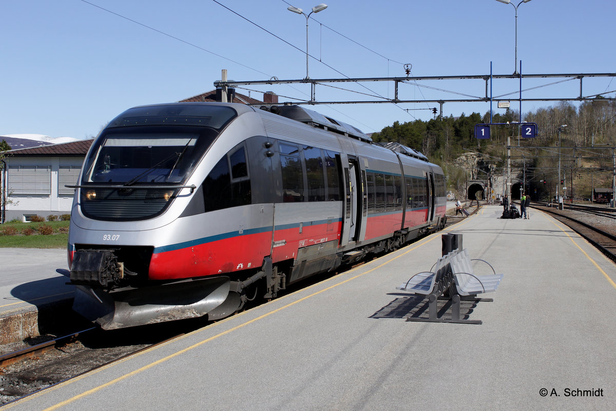 Ein Talent Type 93 der NSB hier am 25.05.2016 in Dombas aufgenommen