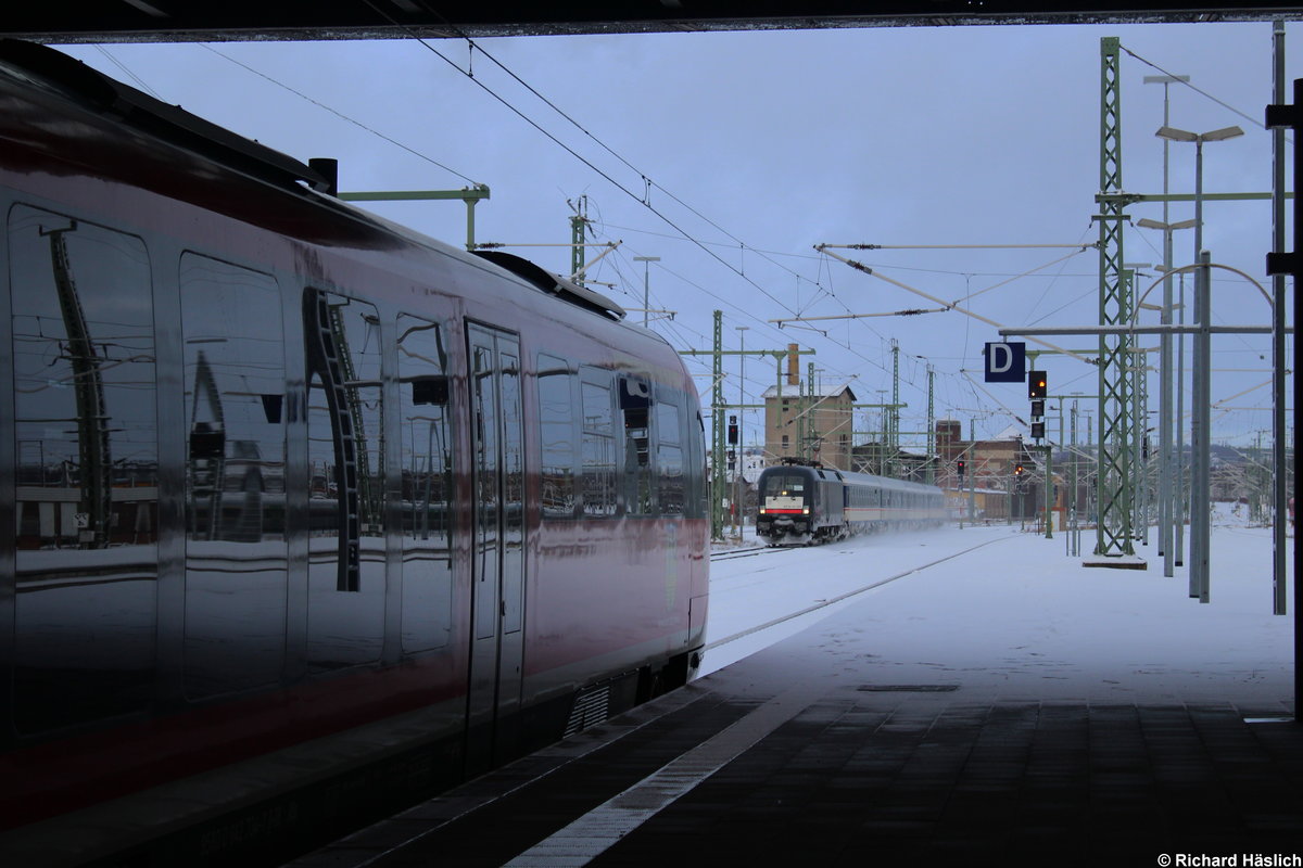 Ein Taurus von MRCE zieht einen Ersatzzug der Linie RE3 in Richtung Hof am 14.01.2017 in den Bahnhof Chemnitz. Ein Desiro der Erzgebirgsbahn leistete in dem Bild Gesellschaft.