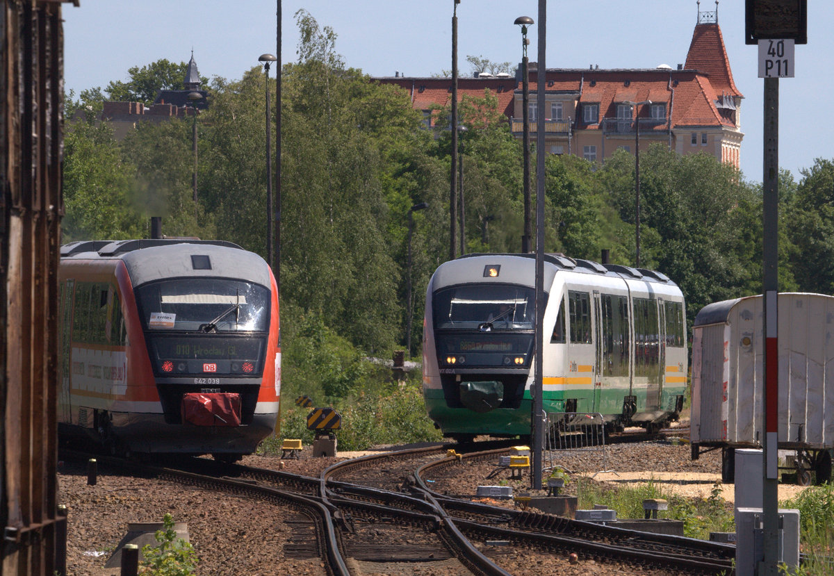 Ein Teleblick vom Bahnsteig in Görlitz, der linke TW, 642 039 fährt weiter nach Wroclaw, ein TW der DB AG mit Zulassung in Polen für Trilex unterwegs, der linke TW 
als TL nach Dresden.09.06.2017 13:33 Uhr.