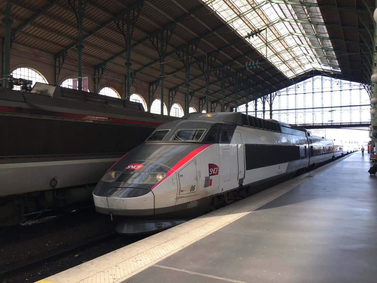 Ein TGV älterer Bauart fährt am 03.04.2017 in den Gare du Nord in Paris ein.
