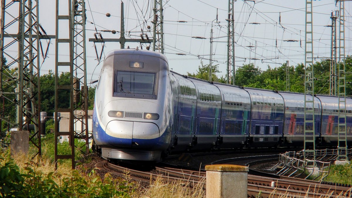 Ein TGV Duplex fährt als TGV 9560 nach Paris um die Bibliser Kurve. Aufgenommen am 31. Mai 2018.