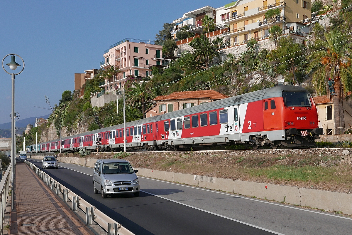 Ein THELLO-Zug als EC 142 auf der Fahrt von Milano Centrale nach Nizza fährt am 31.10.2017 an Borgio Verezzi vorbei.