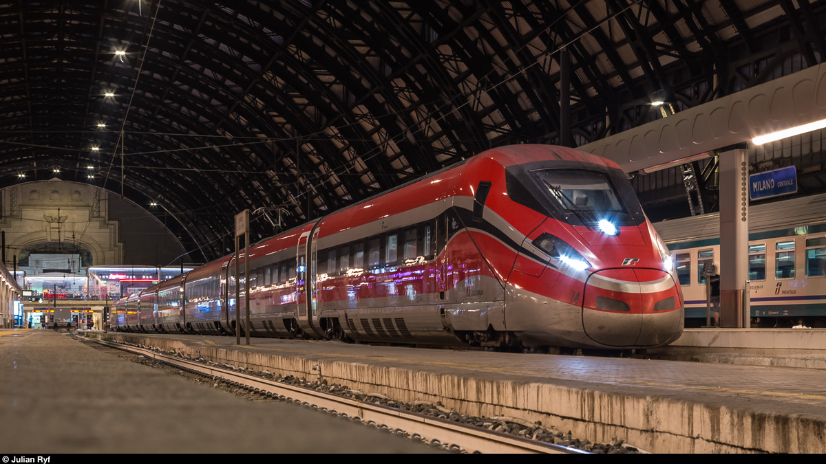 Ein Trenitalia Frecciarossa 1000 steht am Abend des 1. Juli 2016 im Bahnhof Milano Centrale.
