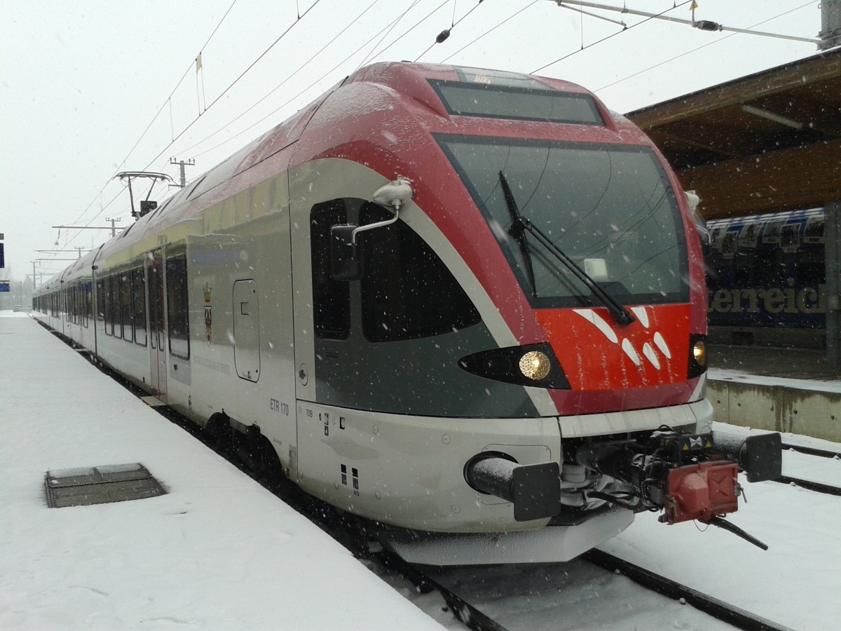 Ein Trentino Flirt als REX 1884 nach Fortezza/Franzensfeste am 5.2.2015 bei Schneegestöber im Bahnhof Lienz.