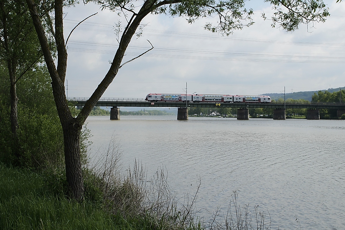 Ein Triebwagen der CFL-Serie 2300 überquert am 01.05.2018 die Moselbrücke bei Konz