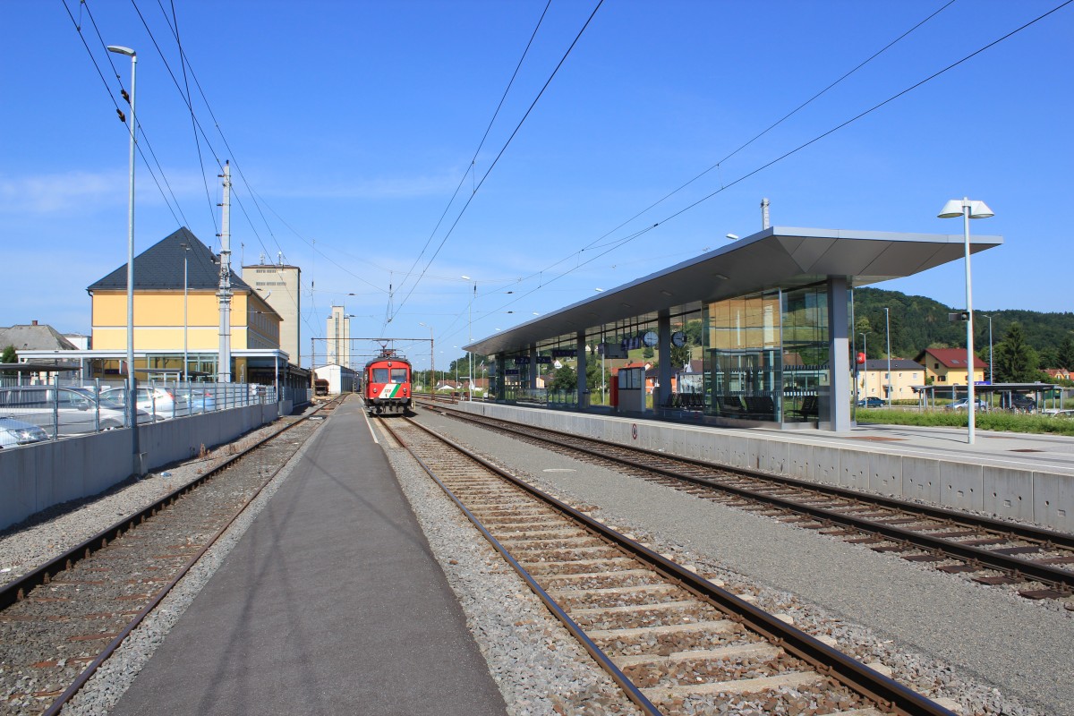 Ein Triebwagen der Gleichenberger Bahn bei Km 0,0 im Bahnhof Feldbach kurz vor der Abfahrt nach Bad Gleichenberg im neu adaptierten Bahnhof, Juni 2014