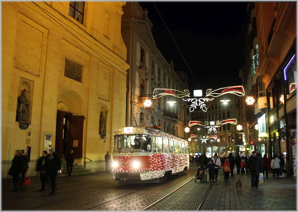 Ein Triebwagen der  Weihnachts-Straßenbahn  in der Brünner Fußgängerzone Masarykova. 23.12.2017