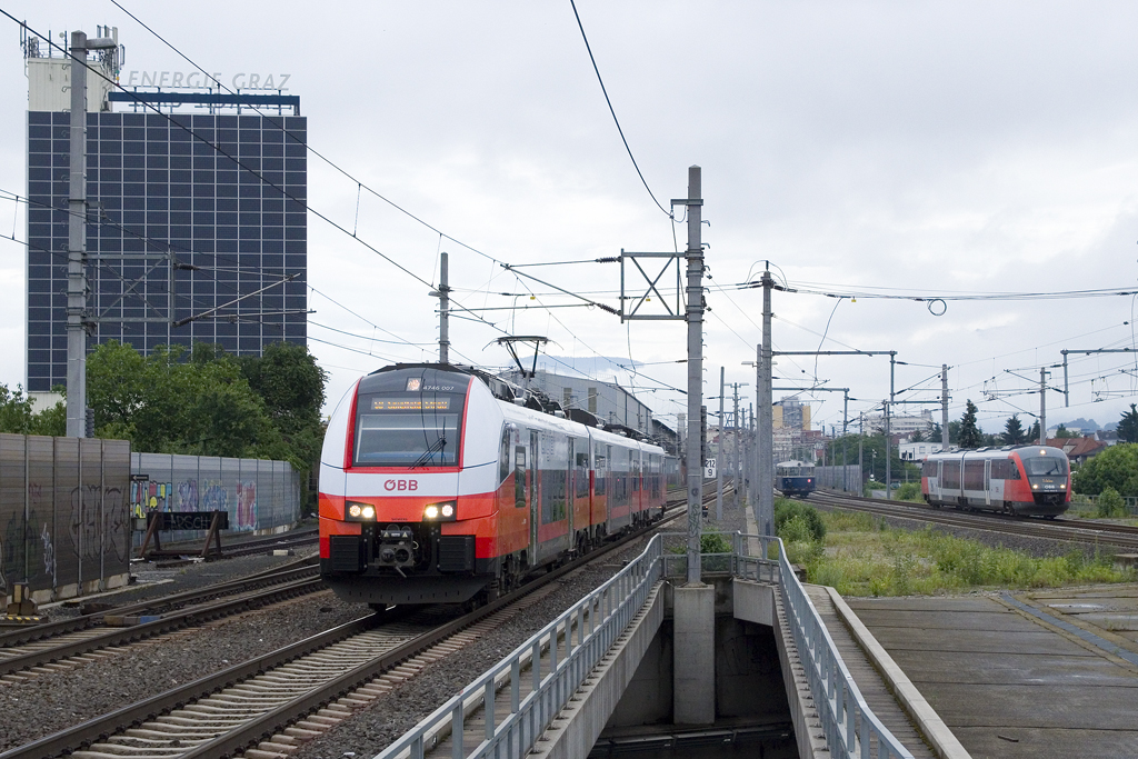 Ein Triebwagentreffen der anderen Art war am 12. Juni 2016 in Graz Don Bosco zu sehen - ein Desiro Mainline auf der Fahrt nach Spielfeld-Straß, ein Schienenbus auf der Fahrt nach Mürzzuschlag sowie ein Desiro auf der Fahrt nach Wiener Neustadt Hauptbahnhof.