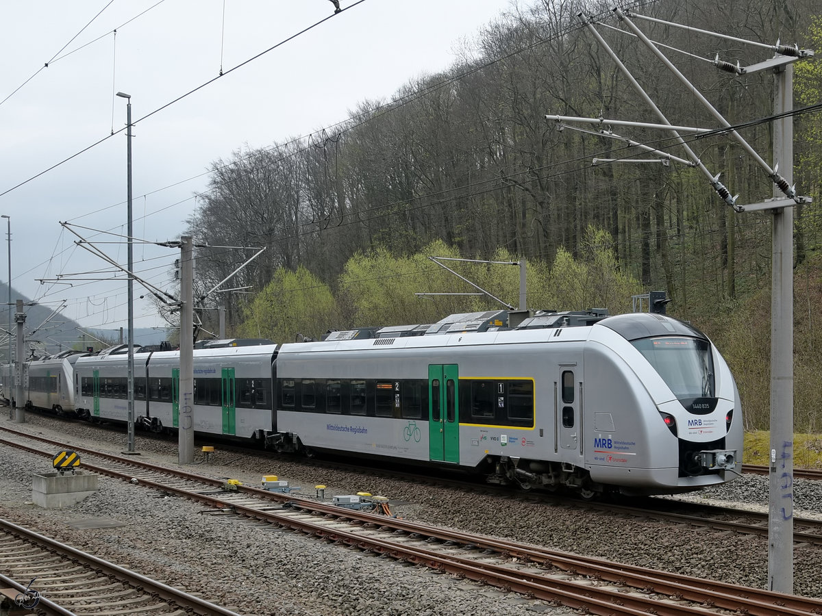 Ein Triebwagenzug der Mitteldeutschen Regiobahn im April 2017 in Tharant.