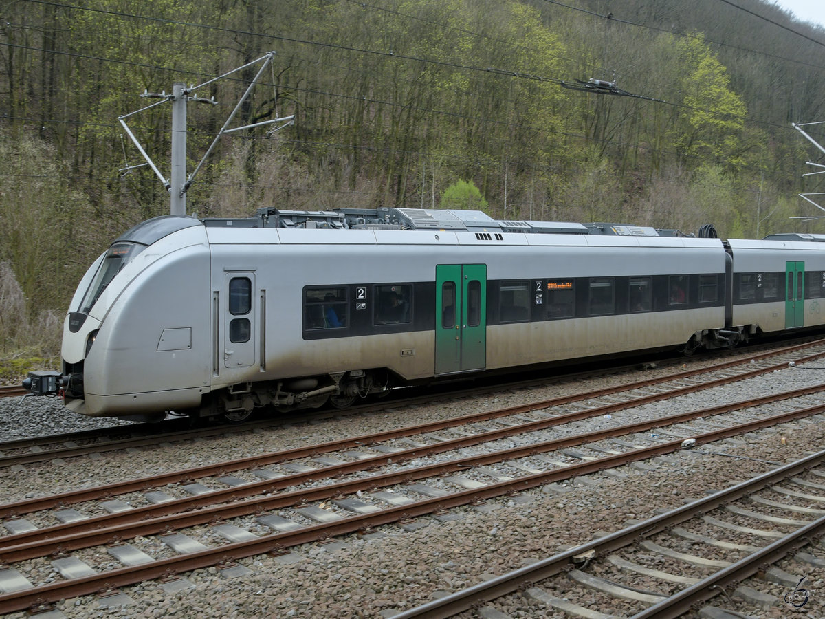 Ein Triebwagenzug der Mitteldeutschen Regiobahn im April 2017 am Bahnhof Tharant.