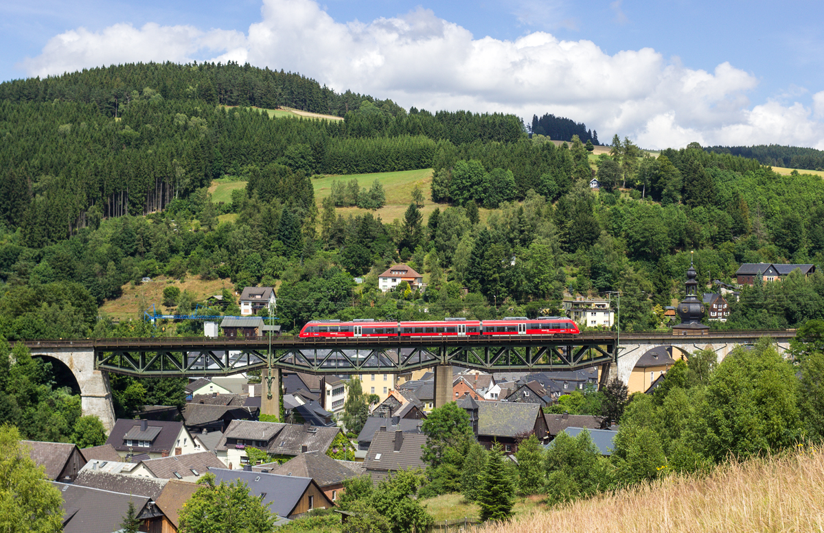 Ein Triebzug der Baureihe 442 als RB nach Bamberg auf der Trogenbachbrücke in Ludwigsstadt (12.07.2014)