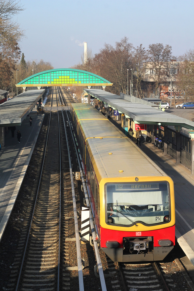 Ein Triebzug der Baureihe 481 in der Station  Berlin Buckower Chaussee  am 28. januar 2017.