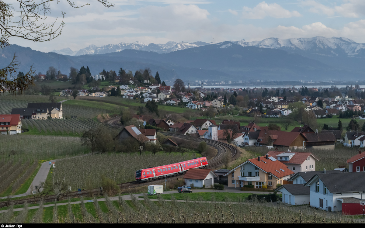 Ein Triebzug der Baureihe 612 fährt am 4. April 2016 als RE 29326 Oberstaufen - Lindau Hbf bei Bodolz vorüber.