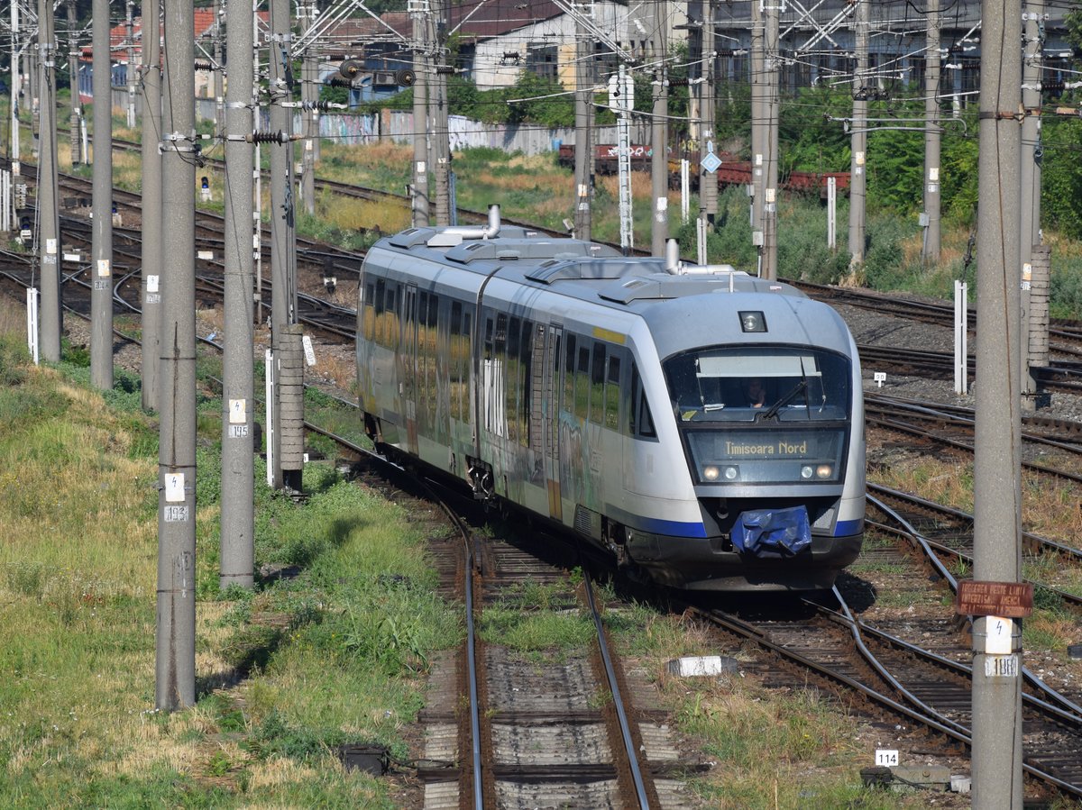 Ein Triebzug der Baureihe 96 nähert sich am 08.07.2017 seiner Endstation im Bahnhof Timisoara