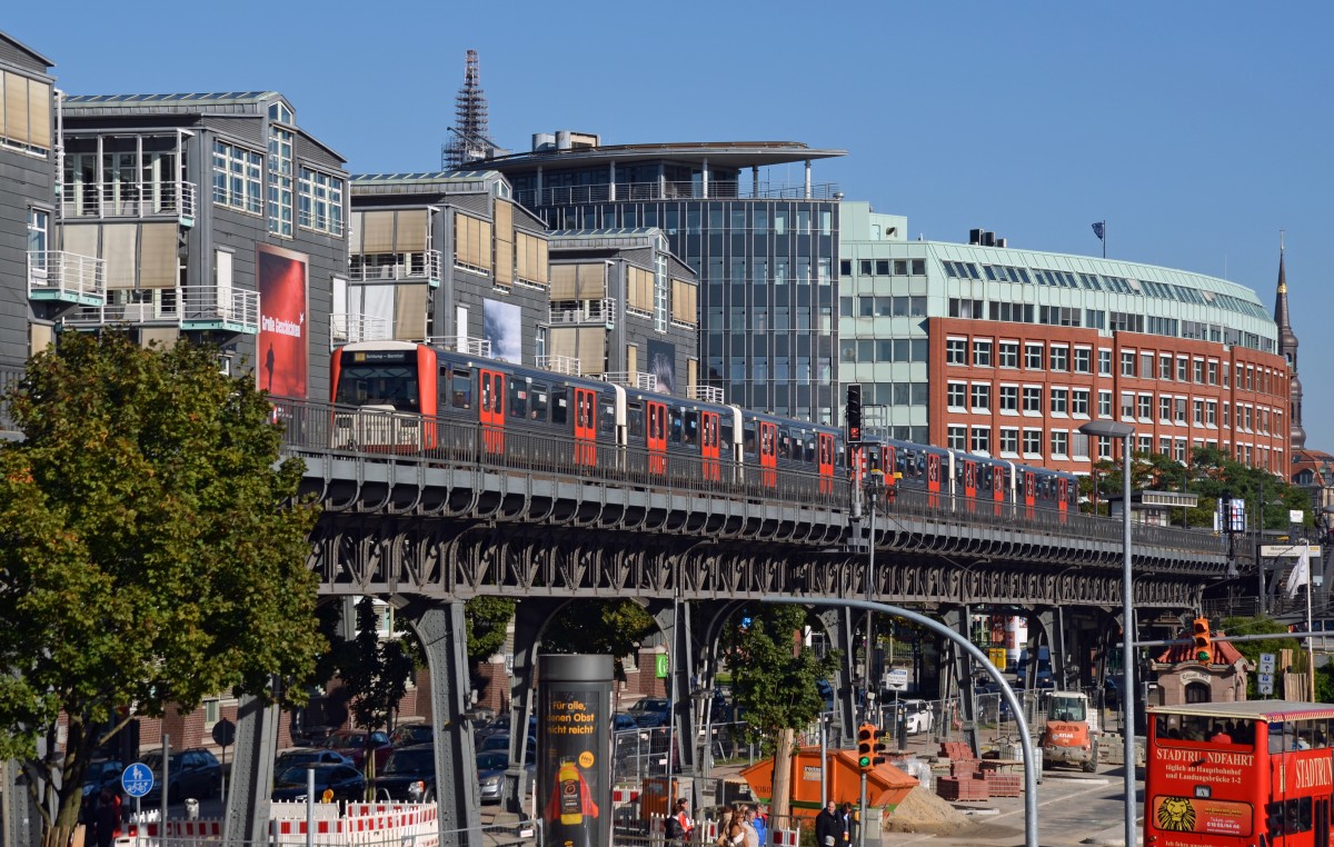 Ein Triebzug der Hamburger Hochbahn hat am 10.10.15 den Haltepunkt Baumwall verlassen und wird in Kürze ihren nächsten Haltepunkt, die Landungsbrücken am Hamburger Hafen, erreichen.