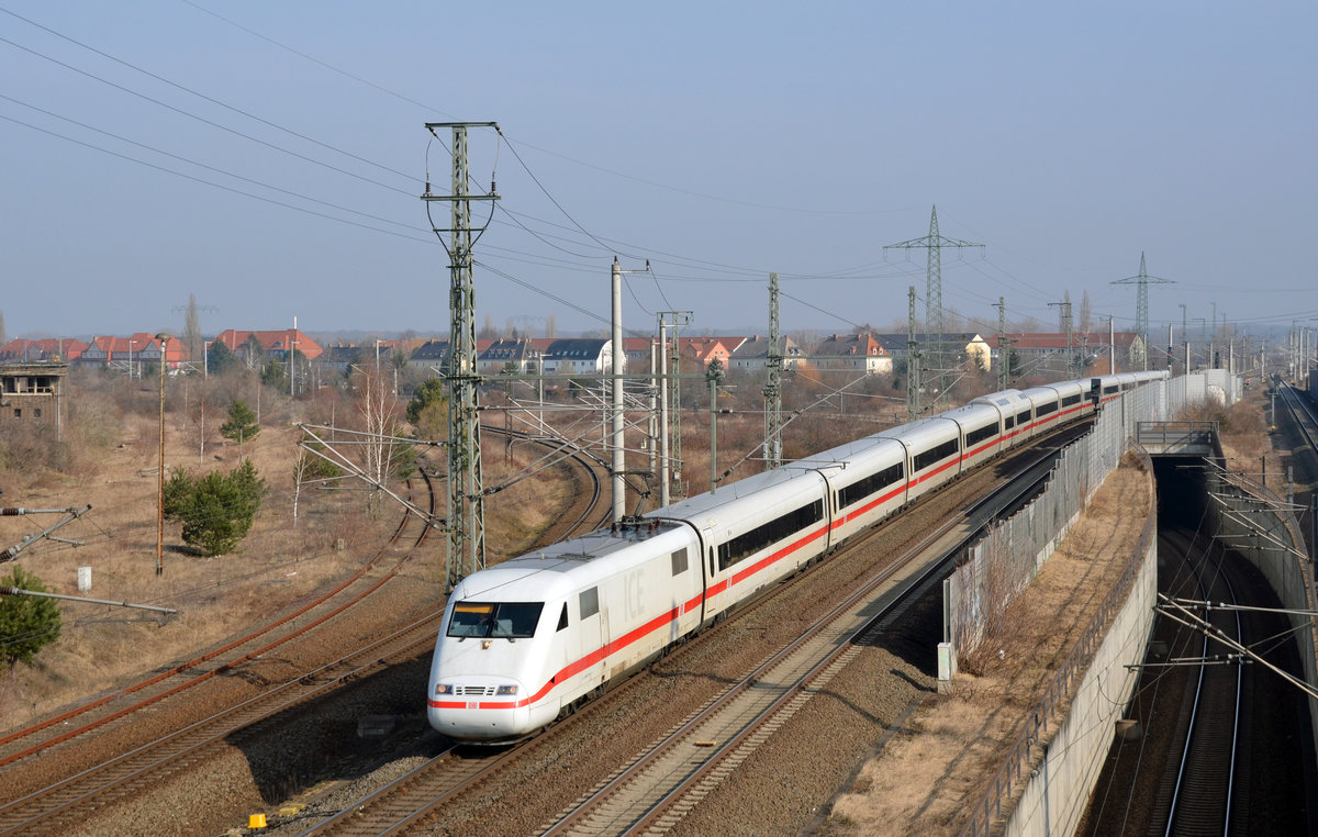 Ein Triebzug der reihe 401 verkehrte am 25.03.18 als ICE 703 von Hamburg nach München. Hier erreicht er soeben Bitterfeld.