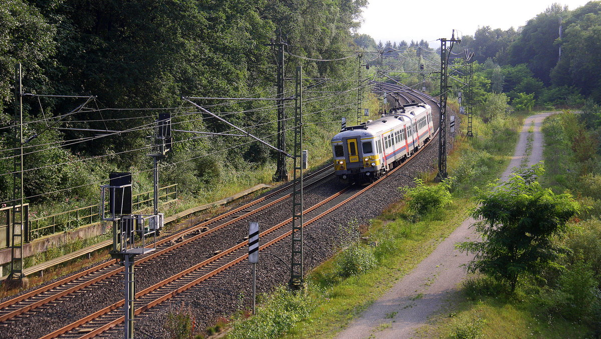 Ein Triebzug der SNCB 646 kommt aus Spa-Géronstère(B nach Aachen-Hbf und kamm aus Richtung Welkenraedt(B),Lontzen(B),Astenet(B),Hergenrath(B) und fährt gleich in den Aachener-Buschtunnel ein. Aufgenommen von einer Fußgängerbrückein Preusswald bei Aachen. 
Bei Sommerwetter am Abend vom 26.8.2017.