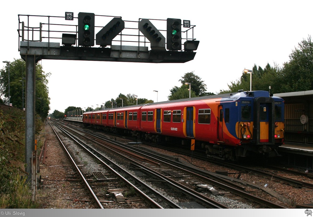 Ein Triebzug der  South West Trains  Bahngesellschaft steht am Abend des 9. August 2014 in der Station Woking.