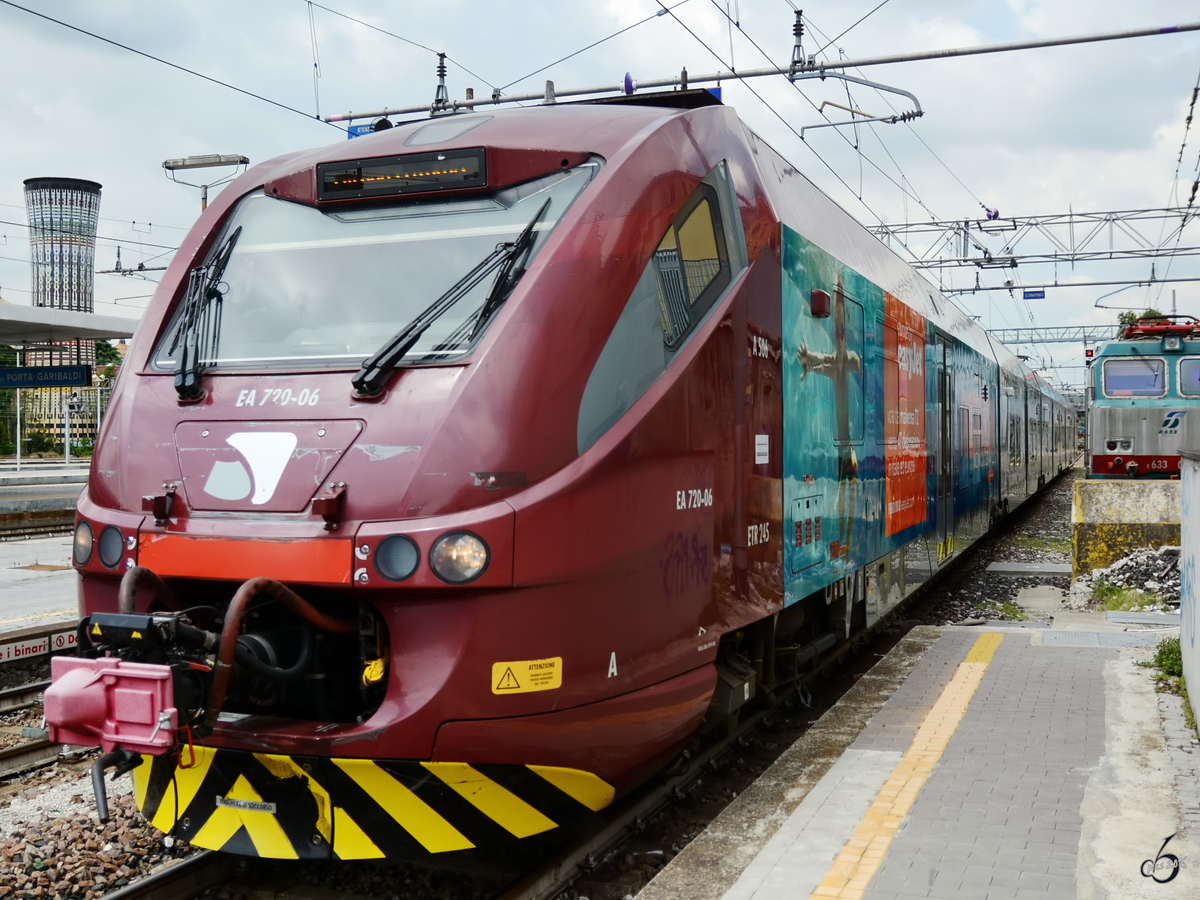 Ein Triebzug vom Typ ETR 245 fährt gerade in den Bahnhof Mailand Porta Garibaldi ein. (Juni 2014)