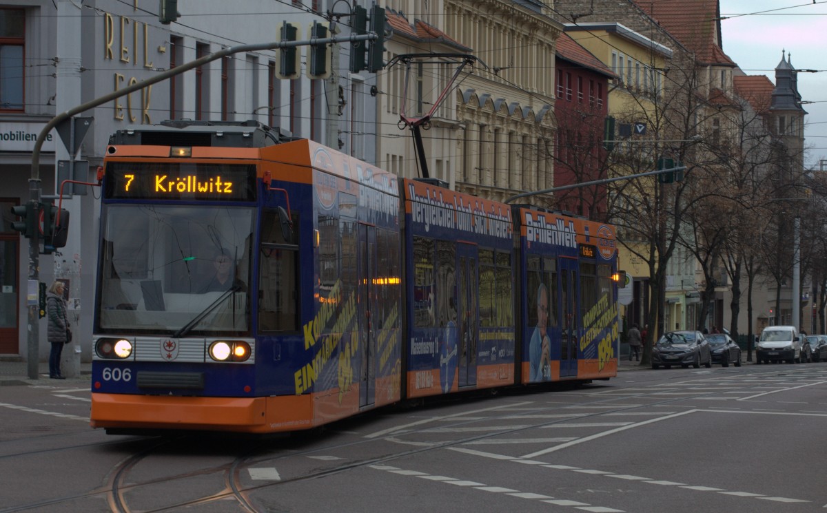 Ein TW der Linie 7 biegt in die Richard-Wagner-Straße ein. 28.12.2015 09:34 Uhr.