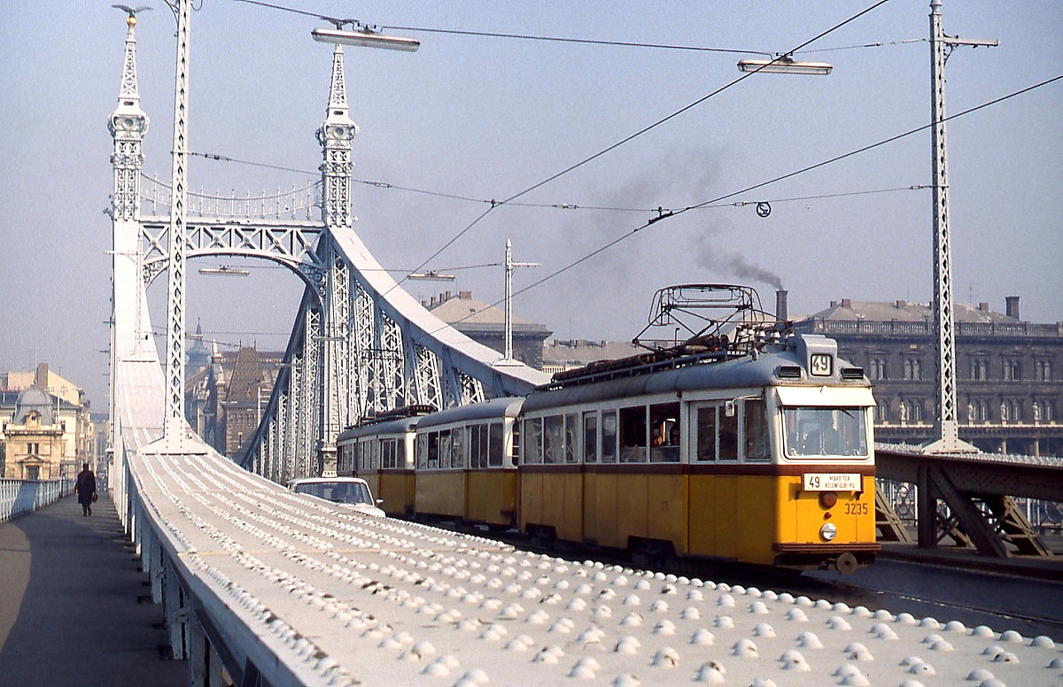 Ein typischer Dreiwagenzug der Budapester Straßenbahn mit dem Schlusswagen Uv1 3235 überquert im Oktober 1978 die Szabadsag-hid (Freiheitsbrücke)