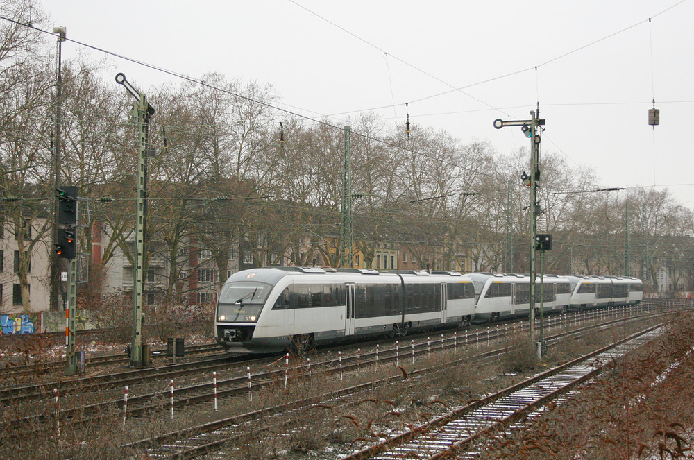 Ein Umlauf der RE 13-Ersatzverkehrs bestand aus einer Dreifach-Traktion der allseits bekannten Desiro Classic-Triebzüge.
Aufgenommen in Düsseldorf-Bilk am 12.02.2010.