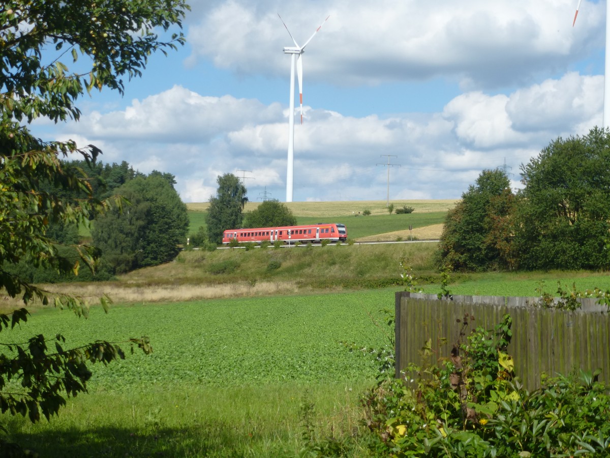 Ein unbekannt gebliebener VT der BR 612 fhrt hier am Mittwoch, den 4.September 2013 auf der KBS 855 als RE Hof-Nrnberg bei Fattigau.