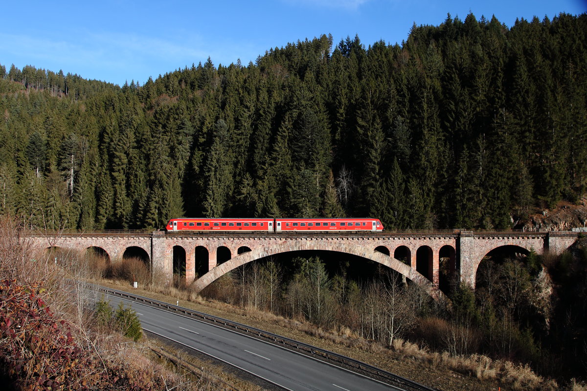 Ein unbekannter 611 auf dem Viadukt über die Gutach, dem markantesten Bauwerk der hinteren Höllentalbahn, 28.12.2016.
