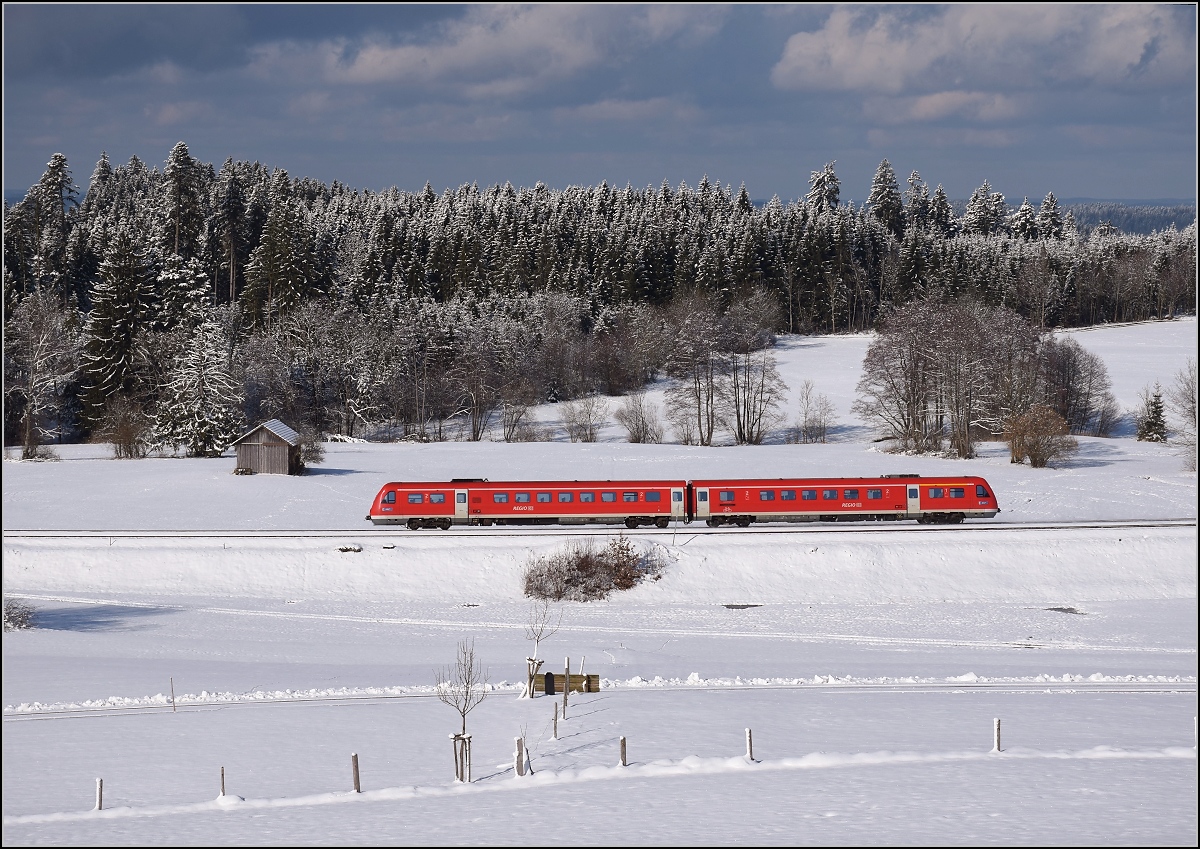 Ein unbekannter 612 durchfährt Harbatshofen Richtung Lindau. Februar 2018.