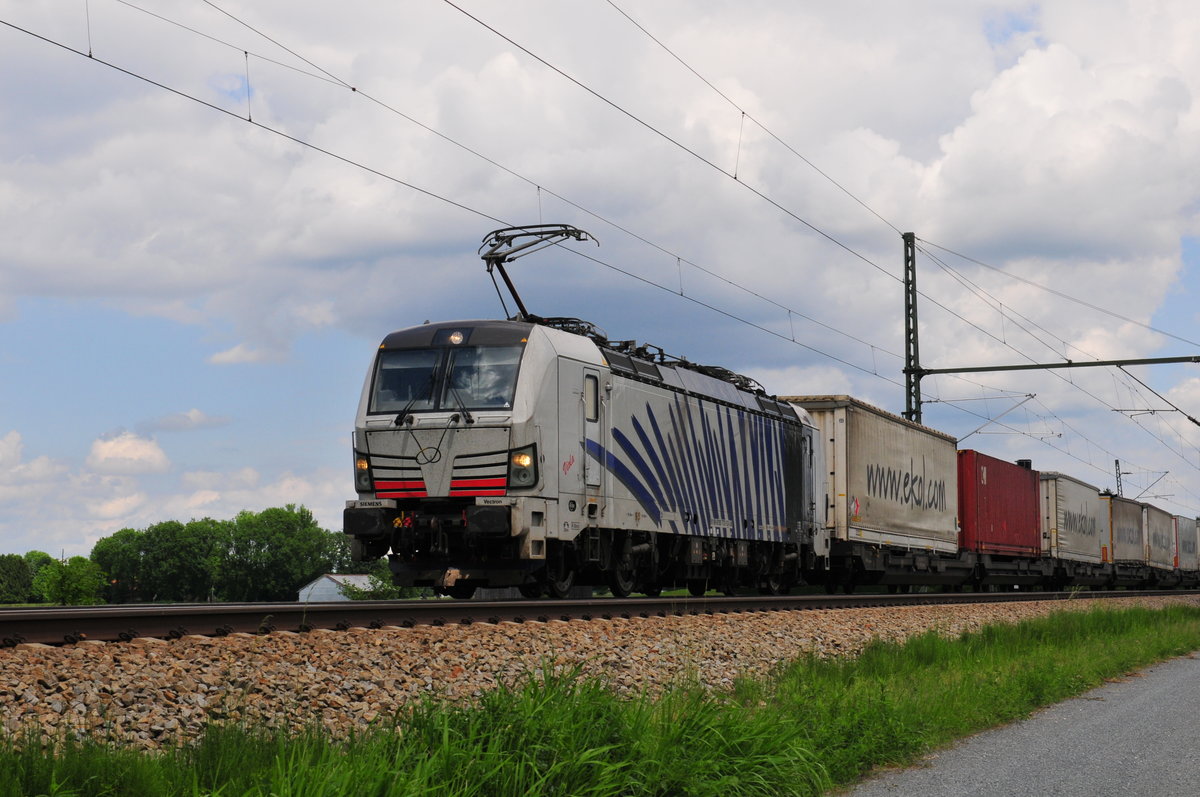 Ein unbekannter Vectron von Locomotion vor dem Ekol-Zug am 25.05.17 bei Übersee am Chiemsee.