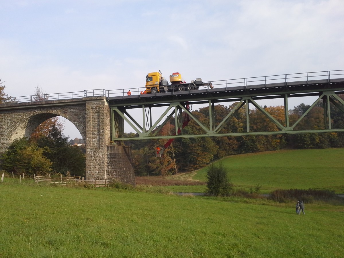 Ein ungewöhnliches Fahrzeug war am 13.10.2015 auf der Scherler Brücke bei Meinerzhagen (Strecke 2815 Meinerzhagen - Krummenerl) zu sehen. Ein Zwei-Wege-LKW  wurde zur fälligen Brückenprüfung eingesetzt.