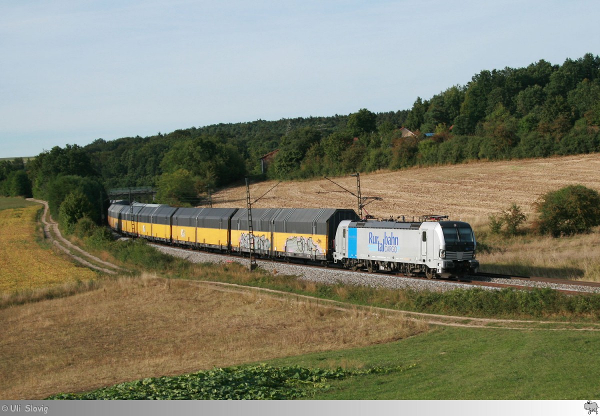 Ein Vectron (BR 193)von Railpool, angemietet durch Ruhrtalbahn Cargo, ist mit einem Autotransportzug von ARS Altmann am 26. August 2015 bei Laaber in Fhrtrichtung Regensburg unterwegs.