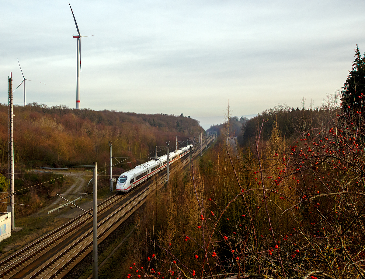 
Ein Velaro D (ICE 3 der BR 407) fährt am 27.12.2018 mit ca. 300 km/h auf der Schnellfahrstrecke Köln–Rhein/Main bei Elz in Richtung Köln, und verschwindet bald im Tunnel Elzer Berg.