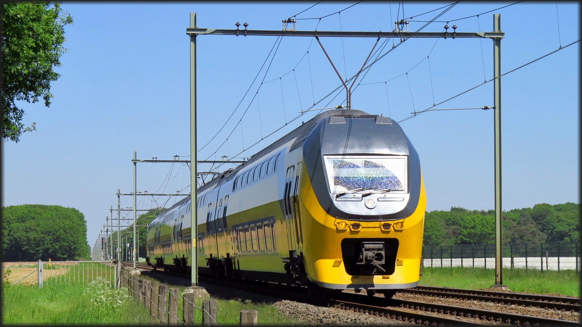 Ein Virm Triebwagen der Nederlandse Spoorwegen (NS) ist in Richtung Sittard unterwegs. Hier bildlich festgehalten am BÜ Sint Joost bei Echt am 07.Mai 2018. 