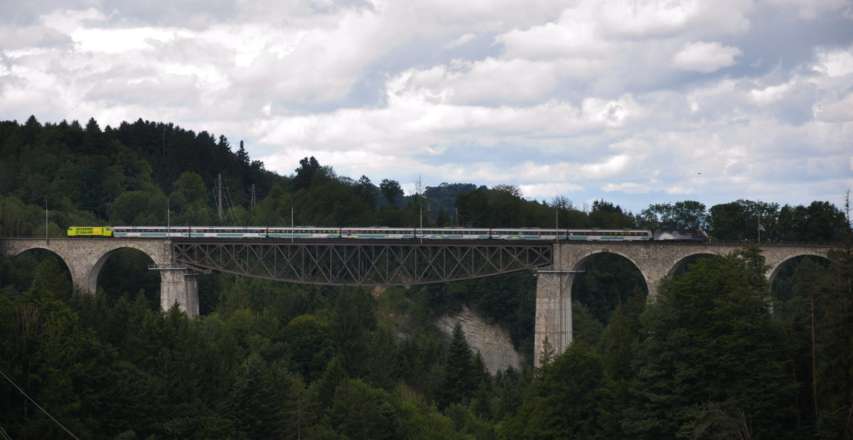 Ein Voralpen Express, bestehend aus zwei Re 446 und Revivo Wagen, überquert den 99m hohen Sitterviadukt zwischen St. Gallen und Herisau. 
Foto aufgenommen am 1.7.17