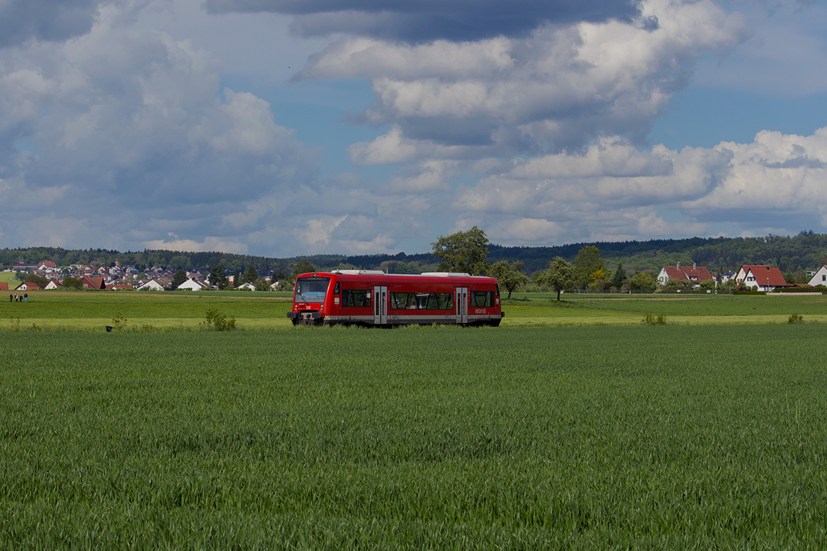 Ein VT 650 auf der Strecke zwischen Baienfurt und Niederbiegen. Im Rahmen des Bodo-Erlebnistages fuhren zwischen Niederbiegen und Baienfurt die letzten Züge, bevor die Strecke in den kommenden Tagen zurück gebaut wird. Ein VT 650 war hier nie im Personenverkehr im Einsatz, dieser ist schon seid Jahrzehnten eingestellt, 

11 Mai 2014